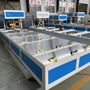 Machine de fabrication de tuyau à douille en PVC R ou U Full Auto