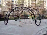 Structure de jeu pyramide personnalisée pour enfants en tuyaux galvanisés avec corde de voile et filet d'escalade, pour aire de jeux extérieure et parc d'attractions