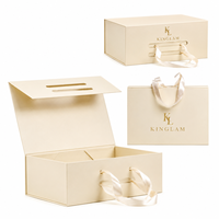 Boîtes en carton rigide personnalisées de luxe, fermeture magnétique, poignées en cuir, ruban décoratif, logo en feuille d'or, impression quadricolore, revêtement UV