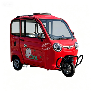 Scooter eléctrico tipo cabina acogedor que ofrece una experiencia de conducción similar a la de un automóvil en un factor de diseño compacto y eficiente. - Product Image 4