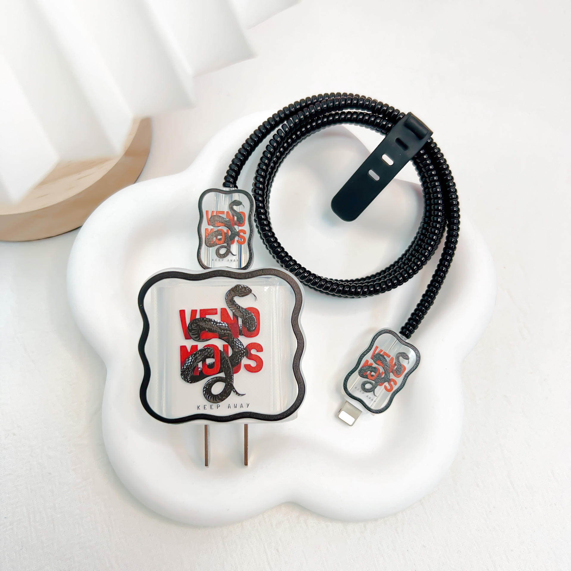 [Style ondulé] Serpent noir [avec ligne noire laser]