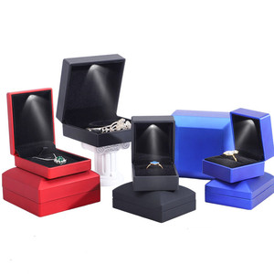 Bán Buôn <span class=keywords><strong>2025</strong></span> Hot Tùy Chỉnh Màu Sắc Biểu Tượng Nhựa Đồ Trang Sức LED Ánh Sáng Hộp Nhẫn Vòng Đeo Tay Mặt Dây Chuyền Bangle Hộp Đồ Trang Sức Với Ánh Sáng - Product Image 3