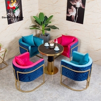 Zeitgenössischer Luxus-Bistrotisch, Anpassbare Marmorplatte mit Gold- und Schwarzmetallgestell für Café, Hotel