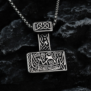 จี้สร้อยคอรูปค้อนธอร์สไตล์ไวกิ้งทำจากสแตนเลสสตีล ของขวัญเครื่องประดับสไตล์นอร์ดิกวินเทจสำหรับผู้ชาย เหมาะสำหรับใส่คู่กับเสื้อผ้า - Product Image 1