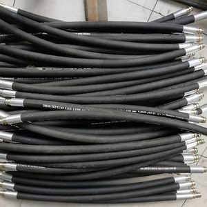 Tuyau de carburant en caoutchouc tissé lisse noir <span class=keywords><strong>8mm</strong></span> 10mm personnalisé en gros, tuyau d'<span class=keywords><strong>essence</strong></span>, tuyau de carburant résistant à l'huile - Product Image 1