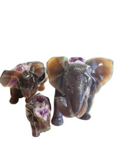 Geode di Agata Naturale Unico Intagliato a Mano con Famiglia di Elefanti in Pietra Preziosa di Cristallo, Statuine da Collezione - Product Image 6