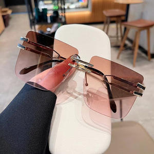 Gafas de Sol Qianai sin Marco, Lentes Degradados en Rosa, Metálicas, Cuadradas Grandes, Protección UV para Mujer - Product Image 2