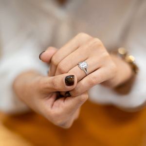 OAHLAN Juego de Anillos de Compromiso de 2 Quilates con Corte Esmeralda, Anillos de Boda Vintage con Incrustaciones de Cobre Chapado en Oro para Mujer - Product Image 4