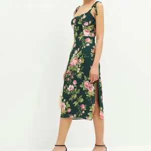 שמלת קז'ואל פרחונית מודפסת בהתאמה אישית לנשים חצאית קו A עם רצועות מפוצלות בצד ותליוני בד אריגה הזמנת דגם