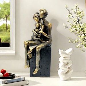 Statues d'embracement de trois personnages en famille, sculptées artistiquement, en résine de luxe léger, artisanat décoratif pour la maison et le bureau - Product Image 1