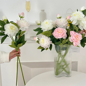Fleurs de pivoine artificielles Yasunobu 72 cm, fleurs en soie blanches et roses, accessoires de décoration pour mariage et maison - Product Image 1