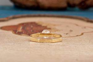 Anillo de mujer con engaste de bisel abierto redondo y forma hexagonal, diseño elegante y moderno con piedra preciosa brillante, perfecto para el día a día. - Product Image 2