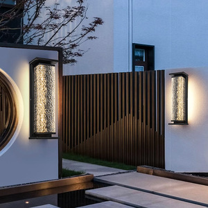 Lampe murale extérieure en alliage d'aluminium avec diffuseur en verre trempé, lumière blanc chaud doux 2700K, étanche, alimentée par énergie solaire, LED, garantie 10 ans - Product Image 1