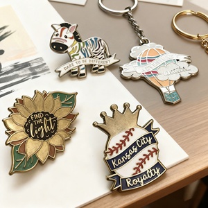 Nouvelle conception moderne, broche en émail avec chaîne dorée, vente en gros, badge personnalisé en alliage de zinc 2D pour la décoration de sacs et de vêtements - Product Image 3