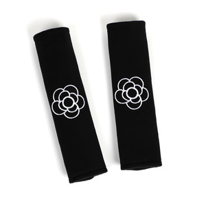 Coussin de ceinture de sécurité en peluche douce à motif camélia pour voiture, accessoire de protection automobile - Product Image 4