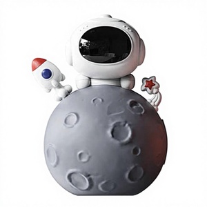 Salvadanaio e Luce Notturna 2-in-1 a Forma di Astronauta e <span class=keywords><strong>Pianeta</strong></span>, Alimentato a Batteria, Simpatico Salvadanaio per Bambini e Bambine in Plastica - Product Image 1