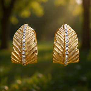 E4482 Orecchini a bottone con piuma dorata e montatura a canale con cristalli rotondi per donna, gioielli classici alla moda - Product Image 2