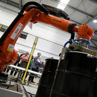 Bras robotisé industriel KUKA KR180 R2500 à 6 axes, charge utile de 180 kg, portée de 2500 mm, moteur PLC, manipulation de pièces automobiles, pliage et soudage