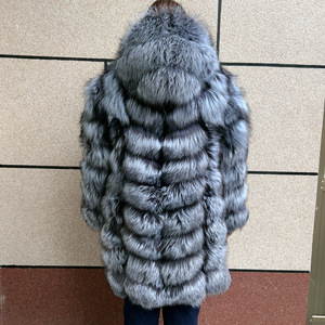 Cappotto in Vera <span class=keywords><strong>Pelliccia</strong></span> di Volpe Argentata Personalizzato con Cappuccio Lungo per <span class=keywords><strong>Uomo</strong></span>, Lussuoso e di Alta Qualità - Product Image 3