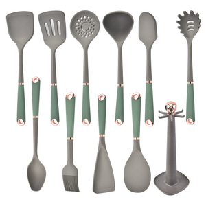 Ensemble de 12 ustensiles de cuisine en silicone avec accents or rose, comprenant spatules, louches et écumoires, avec support de rangement - Product Image 1