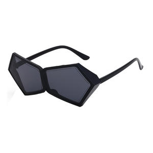 Lunettes de soleil irrégulières personnalisées style Y2K punk pour femmes, monture noire, verres PC, protection UV400, tendance Instagram, forme carrée - Product Image 3