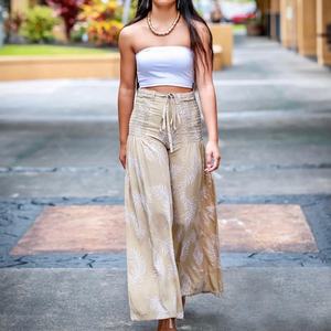 Pantalons amples à taille haute imprimés plage de luxe, fabrication OEM, pantalons décontractés en rayonne personnalisés - Product Image 2