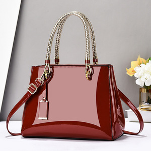 Sac cabas élégant en cuir verni avec poignées tressées et bandoulière amovible pour femme, usage quotidien - Product Image 5