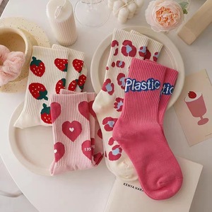 Calcetines de media pantorrilla para mujer, de algodón, con estampado de fresas y letras, estilo holgado, para jóvenes, uso casual. - Product Image 1