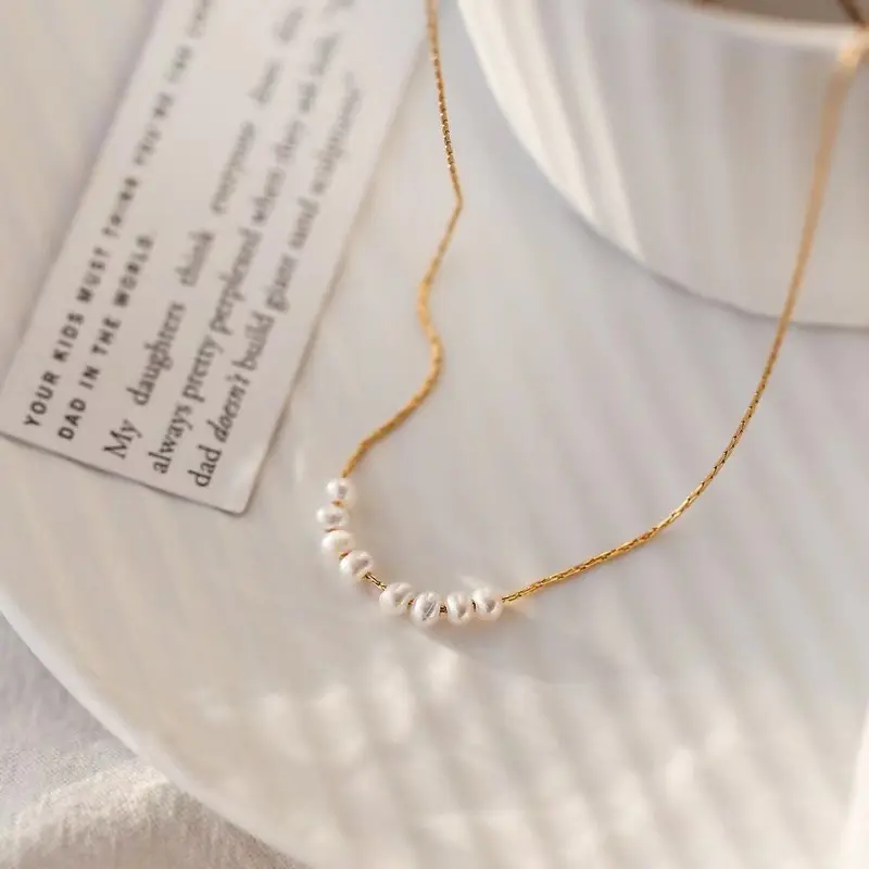 قلادة تصميم أنيقة بيضاء بلؤلؤ باللون الباروكي مجوهرات ذهبية راقية للنساء مجوهرات مخصصة من الفولاذ المقاوم للصدأ للبيع عبر سلسلة التجزئة