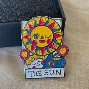 Insigne en métal de beauté <span class=keywords><strong>sexy</strong></span> translucide fantaisie Halloween <span class=keywords><strong>Religion</strong></span> logo personnalisé épingle en émail dur doux - Product Image 2