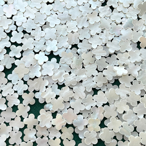 Dubai all'ingrosso di alta qualità pesante trifoglio di zircone 13x13x2.1mm 1.2g bianco naturale madreperla quadrifoglio di <span class=keywords><strong>pietra</strong></span> - Product Image 2