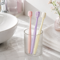 Brosse à dents manuelle ergonomique légère avec poils doux de qualité supérieure et filaments PBT denses, sans BPA, pour un usage quotidien en soins dentaires
