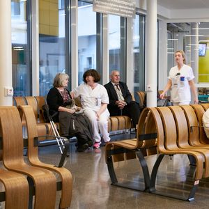 Banco Comercial Contemporáneo con Listones de Madera Curvados, Respaldo y Reposabrazos, Muebles para Espacios Públicos Interiores - Product Image 5