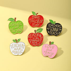 Pins en émail personnalisés en gros, badges en métal en forme <span class=keywords><strong>de</strong></span> fruits, broches pour chapeaux avec lettres, cadeaux pour la Journée des enseignants - Fabrication OEM/ODM en usine - Product Image 1
