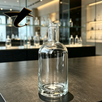 Bouteille carrée classique de 750 ml avec des bords lisses et biseautés, offrant un look sophistiqué et moderne.