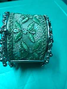 Brazalete Textil Bordado con Perlas, Trabajo de Espejo y Detalles Metálicos Decorativos - Product Image 2