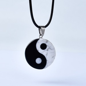 Collar con Colgante de Piedra en bruto de obsidiana de pino blanco natural, símbolo de ocho trigramas Yin Yang blanco negro, técnica pulida a mano - Product Image 4