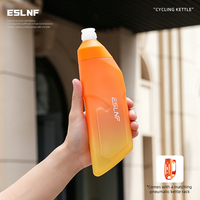 Bouteille d'eau pour vélo ESLNF, design aérodynamique, bouteille d'eau pour vélo 680 ml, bouteille d'eau compressible pour le cyclisme, bec en silicone anti-fuite