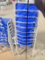 Chaise de conférence et de formation empilable en plastique PP avec pieds chromés et connecteur à crochet pour événements