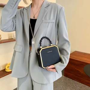 Sac de soirée à chaîne pour femme avec boucle en forme de feuille - Product Image 4