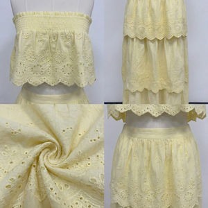 Completo gonna due pezzi in pizzo occhiellato giallo, top a fascia senza spalline e gonna lunga a balze, outfit estivo da donna - Product Image 3
