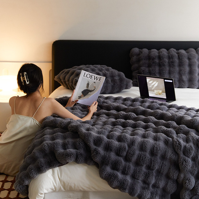 Xinlan High Quality Fluffy Blanket Set Winter Warmer Soft Adult Size Pillow Blanket for Bed