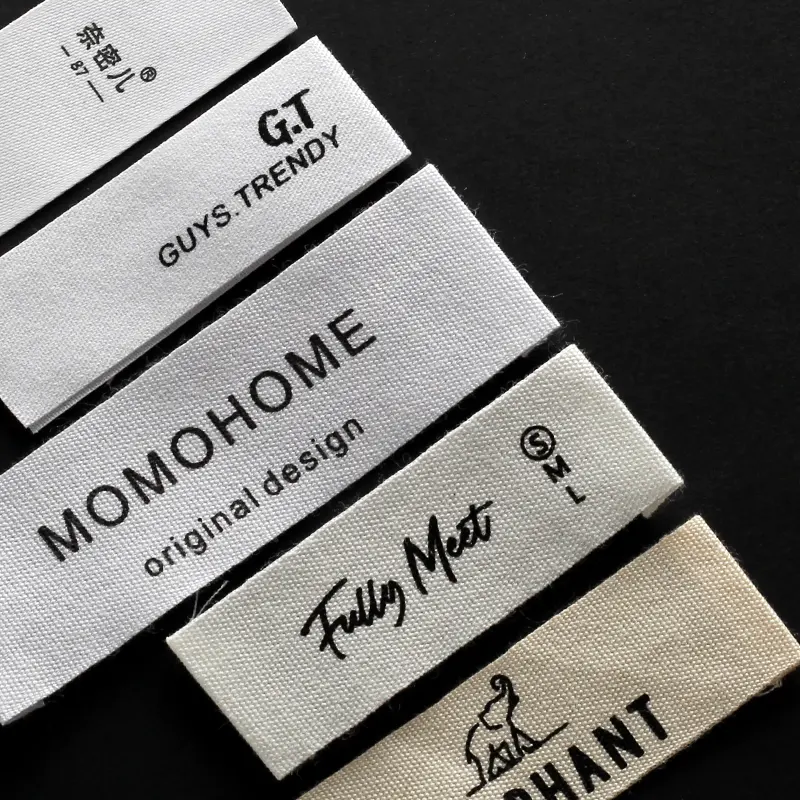 Personalizza l'etichetta del collo del tessuto tessuto dell'abbigliamento damascato privato etichetta delle dimensioni dell'etichetta dell'indumento stampata personalizzata