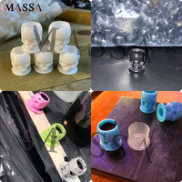 MASSA 200 Pièces/paquet Gobelets à Encre de Tatouage en Forme de Crâne avec Base en Silicone Colorée Gobelets à Encre de Tatouage Jetables pour Mélanger les Couleurs