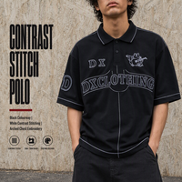 Chemise Courte Noire Personnalisée en Piqué 280 g/m² avec Coutures Blanches Contrastantes, Broderie Arquée sur la Poitrine, Patch Lettre sur la Manche, Style Streetwear OEM