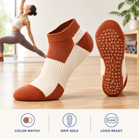 Chaussettes de yoga respirantes en maille, couleur crème rouille, avec blocs de couleur, antidérapantes, pour studio, ajustement flexible, couverture directionnelle, construction à bout plat
