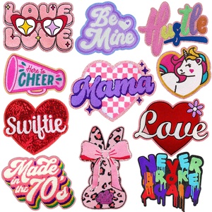 Большой нашивной патч из полиэстера с эффектом синели, вышивкой, блестками и пайетками, с дизайном «Любовь» ко Дню святого Валентина, для Swifties - Product Image 1