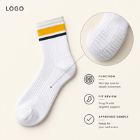 Chaussettes de course athlétiques respirantes à maille ventilée, gestion de l'humidité, maintien du talon, bout plat, couleur blanche avec bande latérale, ajustement parfait pour la course