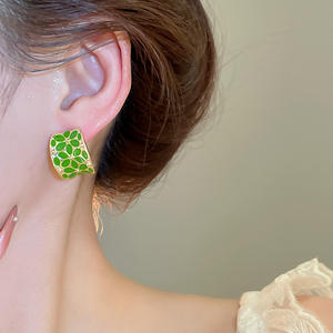 Bonitos pendientes de moda minimalistas, joyería de verano, flor verde, pendientes de tuerca en forma de C para mujer - Product Image 3