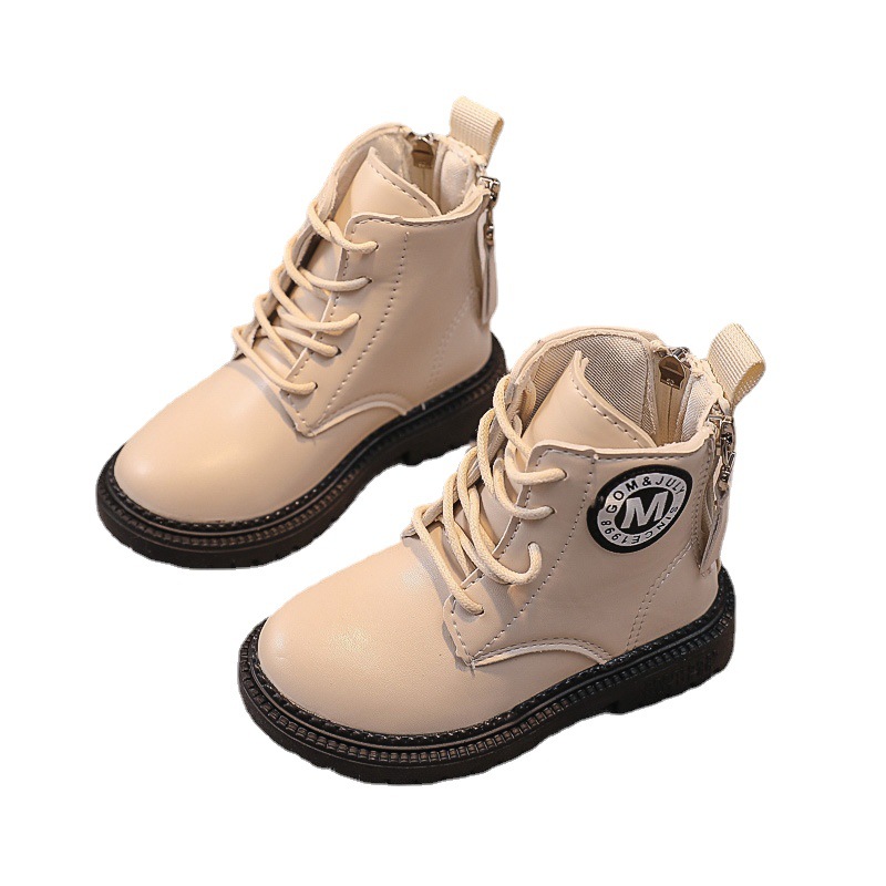 Hombre Con Botas Blancas Y Abrigo Beige Antes De La Semana De La Moda  Milagra De Salvatore Ferragamo Foto editorial - Imagen de asoleado, mirada:  194030796